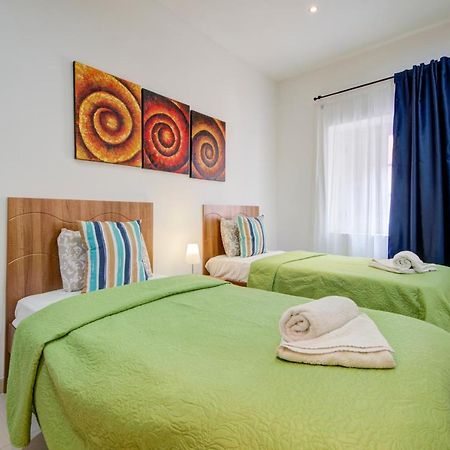 St Julians 2 Bedroom Apartment With Commanding Seaviews By Shortletsmalta San Ġiljan Buitenkant foto
