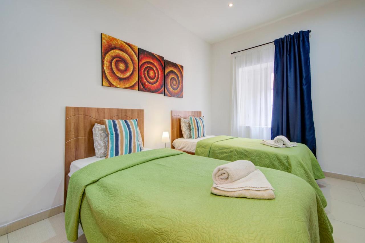 St Julians 2 Bedroom Apartment With Commanding Seaviews By Shortletsmalta San Ġiljan Buitenkant foto