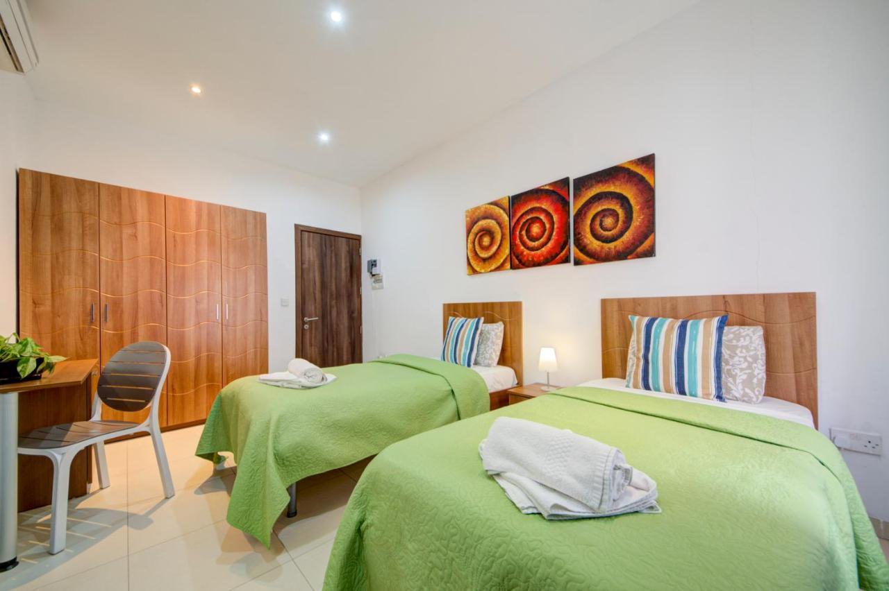 St Julians 2 Bedroom Apartment With Commanding Seaviews By Shortletsmalta San Ġiljan Buitenkant foto