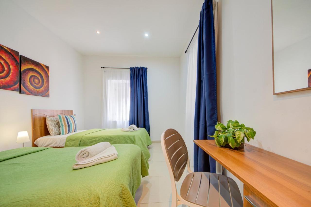 St Julians 2 Bedroom Apartment With Commanding Seaviews By Shortletsmalta San Ġiljan Buitenkant foto